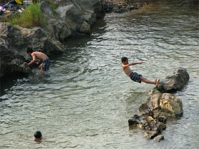 Thót tim khi “xem xiếc” trên sông