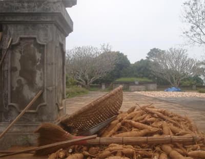 Di tích hay… sân phơi sắn?