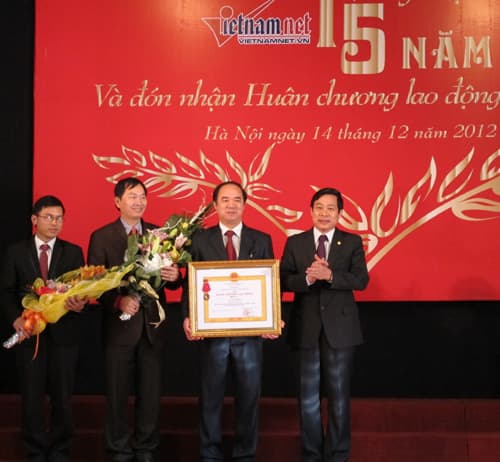Báo VietnamNet  đón nhận Huân chương Lao động hạng Ba