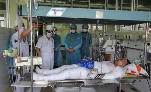 Nỗ lực cao nhất cứu chữa, điều trị bệnh nhân trong vụ cháy nổ pháo hoa (xem clip)