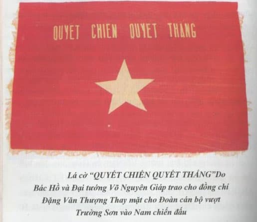 Lá cờ Quyết chiến Quyết thắng do Bác Hồ và Đại tướng Võ Nguyên Giáp trao