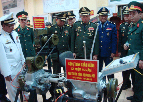 Đoàn cán bộ, học viên Học viện Quốc phòng thăm Trường Sỹ quan Phòng hóa