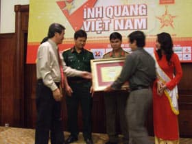 22 tác giả được trao giải Cuộc thi viết "Những tấm gương bình dị mà cao quý"