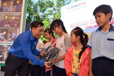 Sửa chữa, thay thế điện sinh hoạt miễn phí cho 200 gia đình khó khăn