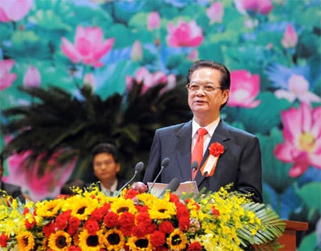 Ra sức thi đua, góp phần thực hiện thắng lợi nhiệm vụ phát triển kinh tế - xã hội, xây dựng và bảo vệ Tổ quốc (*)