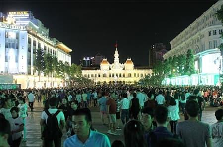 Người dân TP Hồ Chí Minh tưng bừng đón Tết Dương lịch 2016