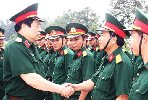 Đại tướng Phùng Quang Thanh thăm và làm việc tại Trường Đại học Nguyễn Huệ
