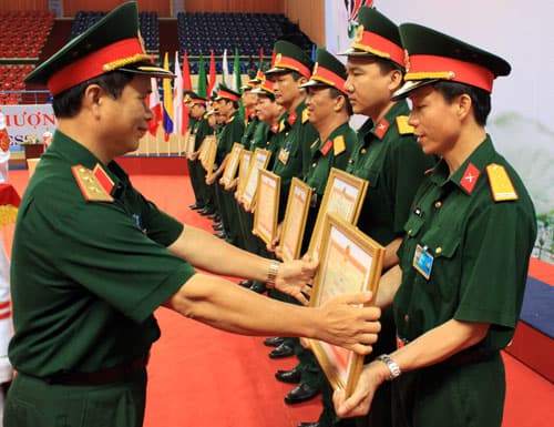 Nhiều tập thể và cá nhân được khen thưởng