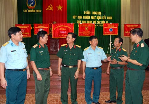 Tăng cường giao lưu, kết nghĩa giữa Ban đại diện Báo QĐND phía Nam với các đơn vị