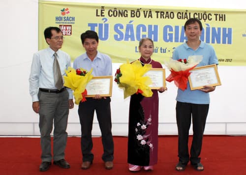 Trao giải thưởng “Tủ sách gia đình”