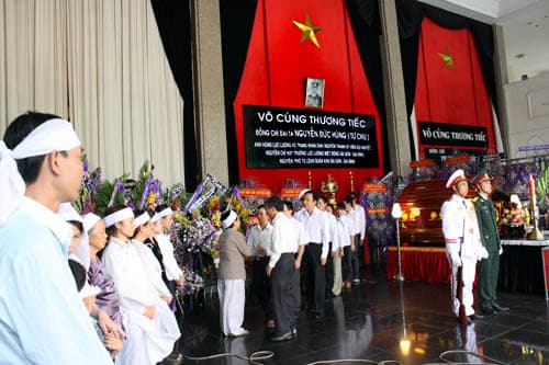 Đông đảo nhân dân tới viếng anh hùng LLVT nhân dân Tư Chu