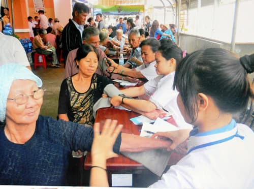 Tặng quà các đối tượng chính sách