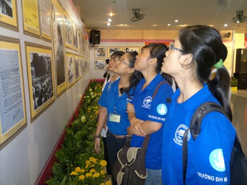 Triển lãm ảnh về công tác đền ơn đáp nghĩa