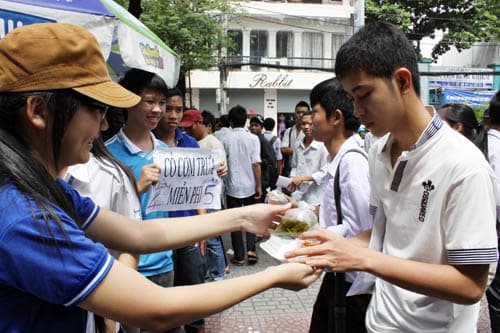 Bữa trưa ấm lòng sĩ tử