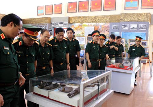 Đoàn đại biểu chính ủy, bí thư đảng ủy toàn quân thăm Sư đoàn 5 và Tổng công ty 28