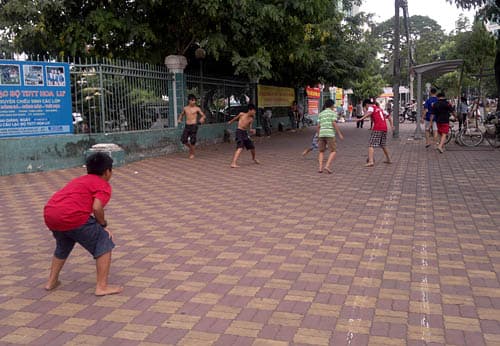 Đá bóng vỉa hè, nguy hiểm rình rập
