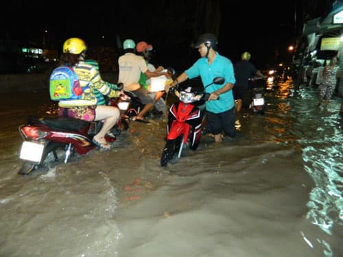 TP Hồ Chí Minh: Triều cường “hành” dân giờ tan tầm