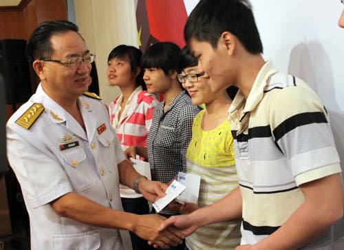 Trao học bổng Nguyễn Thái Bình cho con em bộ đội Trường Sa