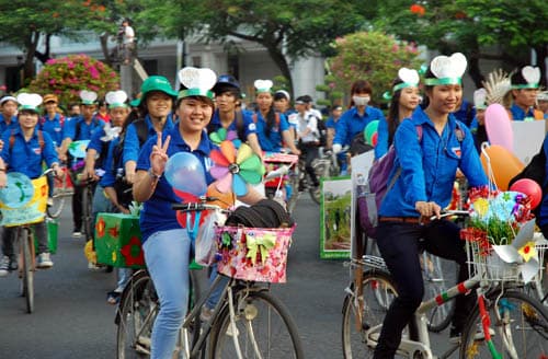 Diễu hành và đua xe đạp về chiến khu Rừng Sác anh hùng