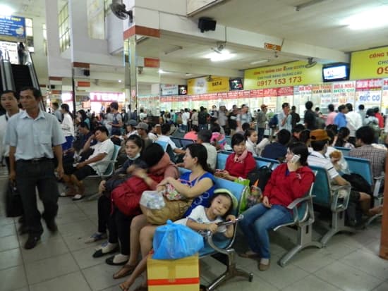 Phụ thu 40% giá vé, các bến xe vẫn đông nghẹt