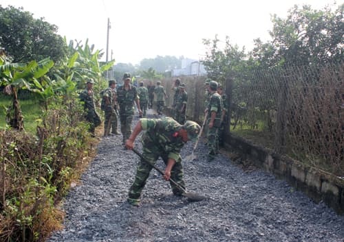 San gần 2.000m3 đá, làm đường giúp dân