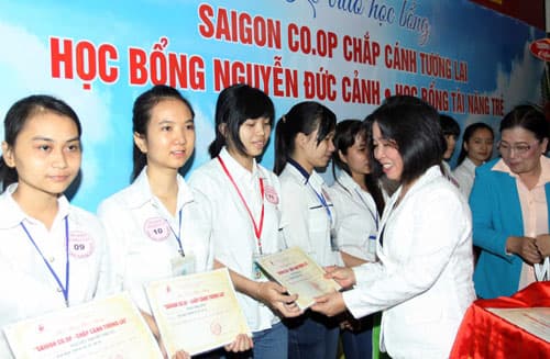 Trao 97 suất học bổng cho sinh viên nghèo vượt khó