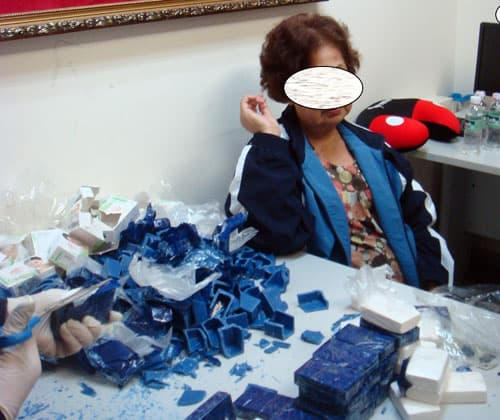 Cụ bà 71 tuổi vận chuyển trái phép gần 3kg heroin qua sân bay