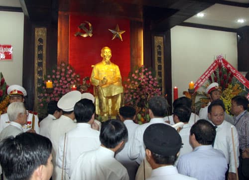 Dâng hương, dâng hoa Chủ tịch Hồ Chí Minh