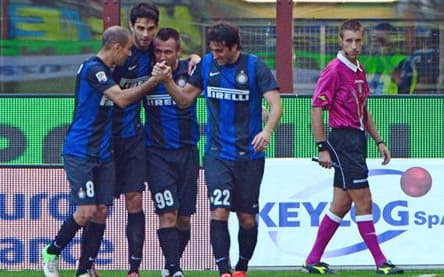Cassano và Palacio đem về 3 điểm cho Inter