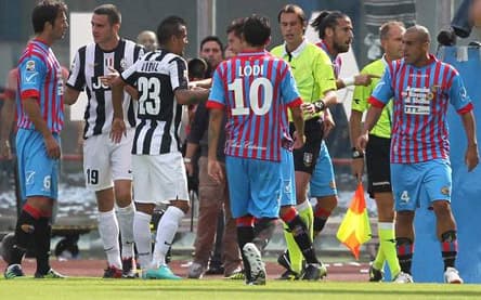 Inter thăng hoa, Juve thắng “may mắn”