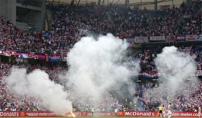 UEFA xem xét án phạt dành cho CĐV Anh
