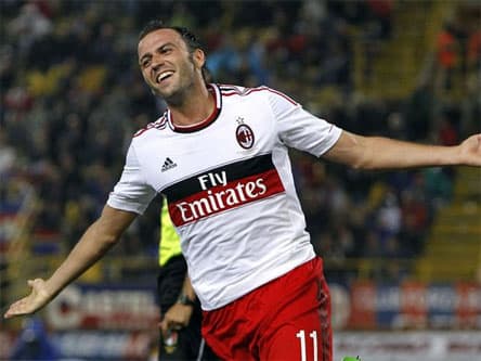 Tân binh Pazzini lập hattrick, AC Milan có 3 điểm đầu tiên
