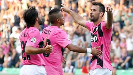 Thắng đậm 4-1, Juventus lên ngôi đầu Serie A