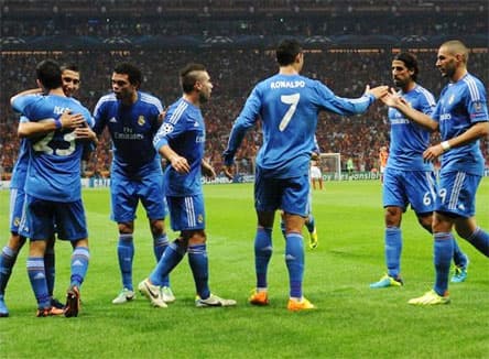 Cristiano Ronaldo lập hat-trick, “kền kền” tung cánh