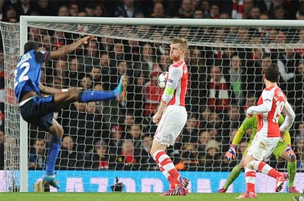 Arsenal gục ngã, Leverkusen thắng tối thiểu