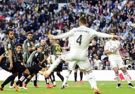 Vòng 32 La Liga: Thắng Malaga, Real áp sát Barca