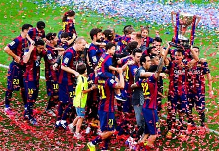 Barca nhận cúp La Liga trong ngày chia tay Xavi