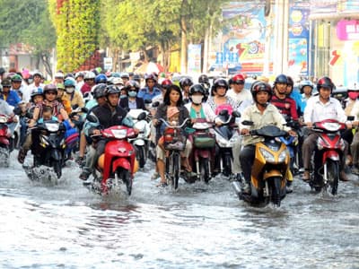 Nhiều tuyến đường bị ngập do triều cường