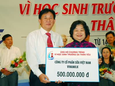 Ủng hộ 500 triệu đồng xây trường học ở Trường Sa