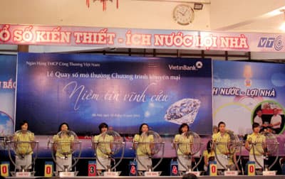 VietinBank trao tặng 10 xe ô tô cho Bộ Y tế