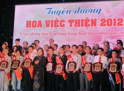 Tuyên dương 66 điển hình “Hoa việc thiện” năm 2012