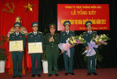 Khen thưởng hai tổ bay trực thăng cứu người trong bão Sơn Tinh