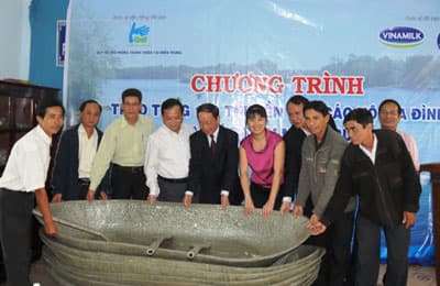 Tặng 120 thuyền cá nhân cho đồng bào vùng lũ
