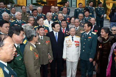 Chủ tịch nước tiếp các cựu chiến binh tham gia Chiến dịch “Hà Nội-Điện Biên Phủ trên không”