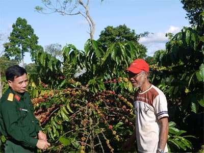 Màu xanh áo lính ở làng Queng-ray
