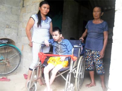 Vợ chồng nghèo nuôi mẹ già và đứa con tật nguyền