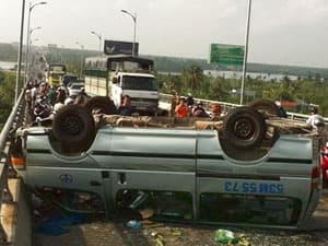 Lật xe chở khách gây ách tắc trên cầu Rạch Miễu