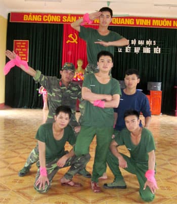 Câu lạc bộ hiphop… áo lính