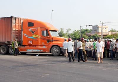 Một phụ nữ chết thảm dưới gầm xe container