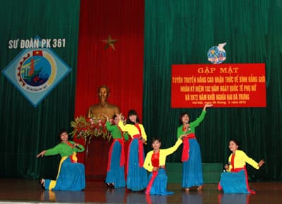 Dịp 8-3: gần 400 hội viên hội phụ nữ được tuyên truyền về bình đẳng giới